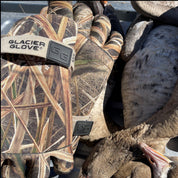 Featuring the Mossy Oak Shadowgrass Blades HD pattern, this glove is designed from the ground up for the avid waterfowler. Its durability and functionality combined with warmth and comfort make this glove the perfect choice for concealment in cold, wet conditions.